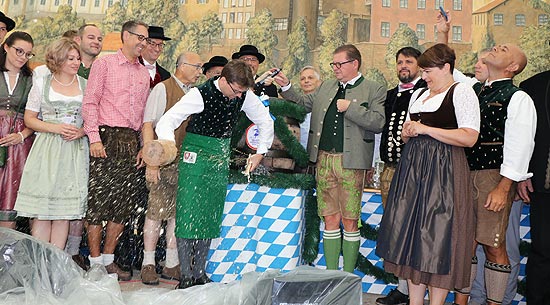 Anstich Dachauer Volksfest 2019 durch Oberbürgermeister Florian Hartmann mit 2 Schlägen, neben ihm Brauereichef Bernhard Klier (©Foto. Martin Schmitz)